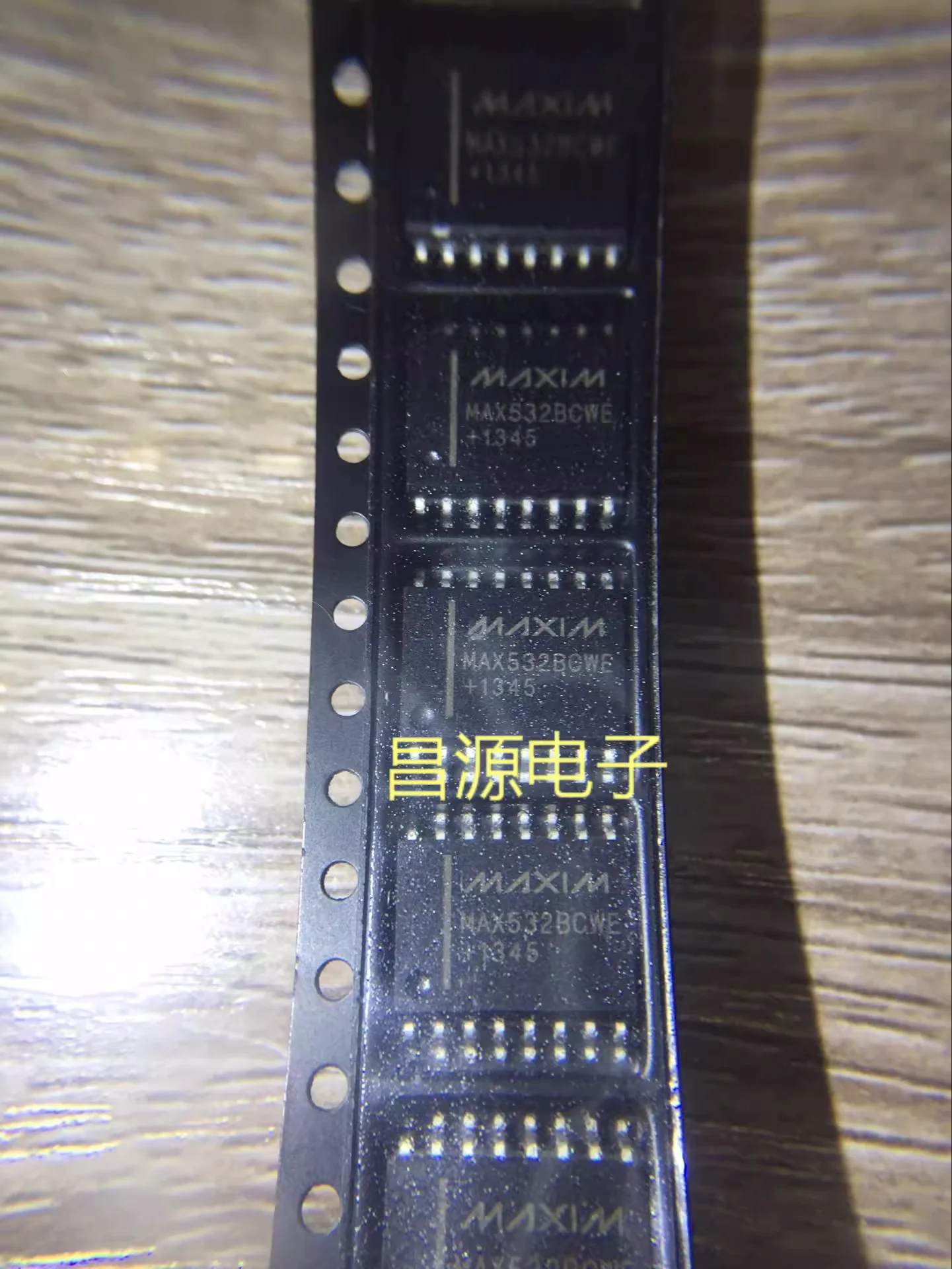 

10 ~ 50 шт. новый оригинальный MAX532BCWE + T MAX532B SOP-16