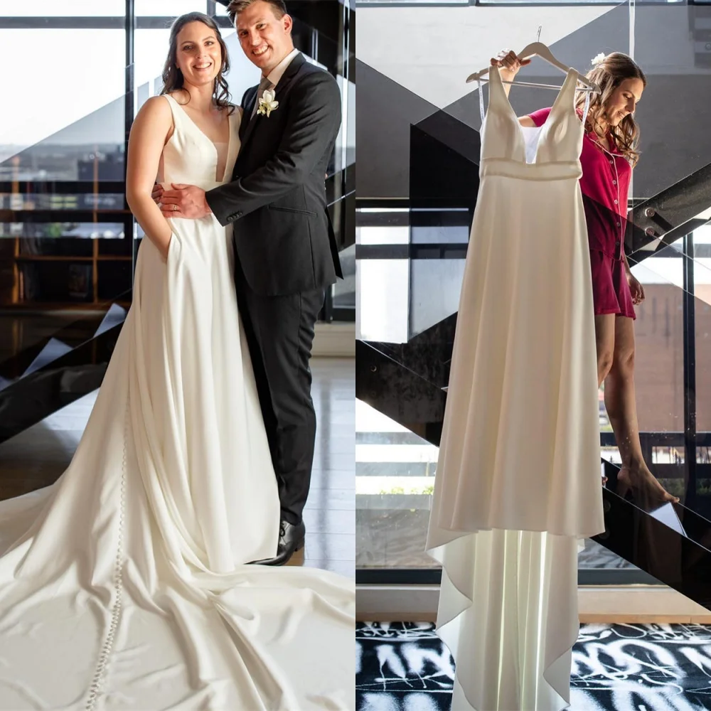 カスタマイズされた気質ホワイトジャージーブライダルドレスエレガントな V ネックキャップスリーブウェディングドレスチャペルトレインオープンバックドレス