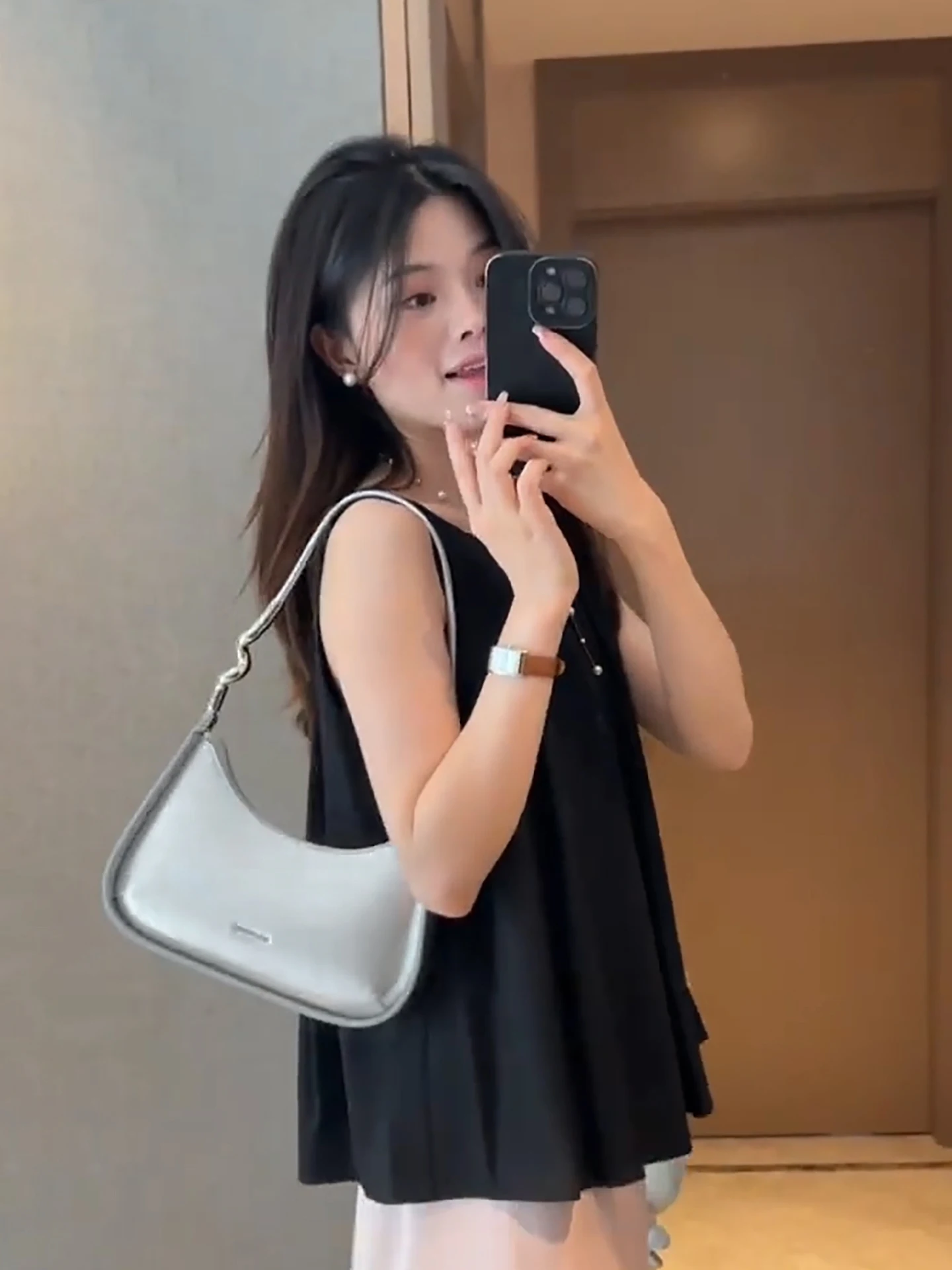 elegant-silver-underarm-bag-women's-new-2026-luxury-minimalist-shoulder-moon-tooth-bag-soft-leather-handbag-fashionable-trendy