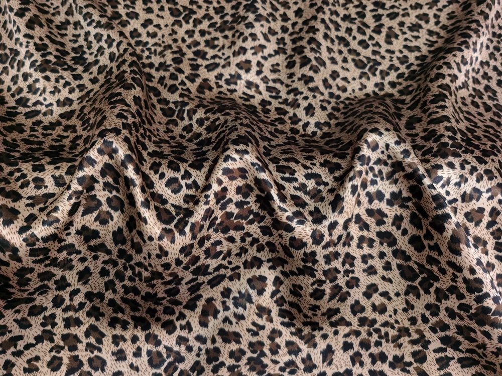1 Meter x 1,48 Meter Afrika-Leopardenmuster Satinstoff für Schals, Kleider, Pyjamas und Futter – Detail 12