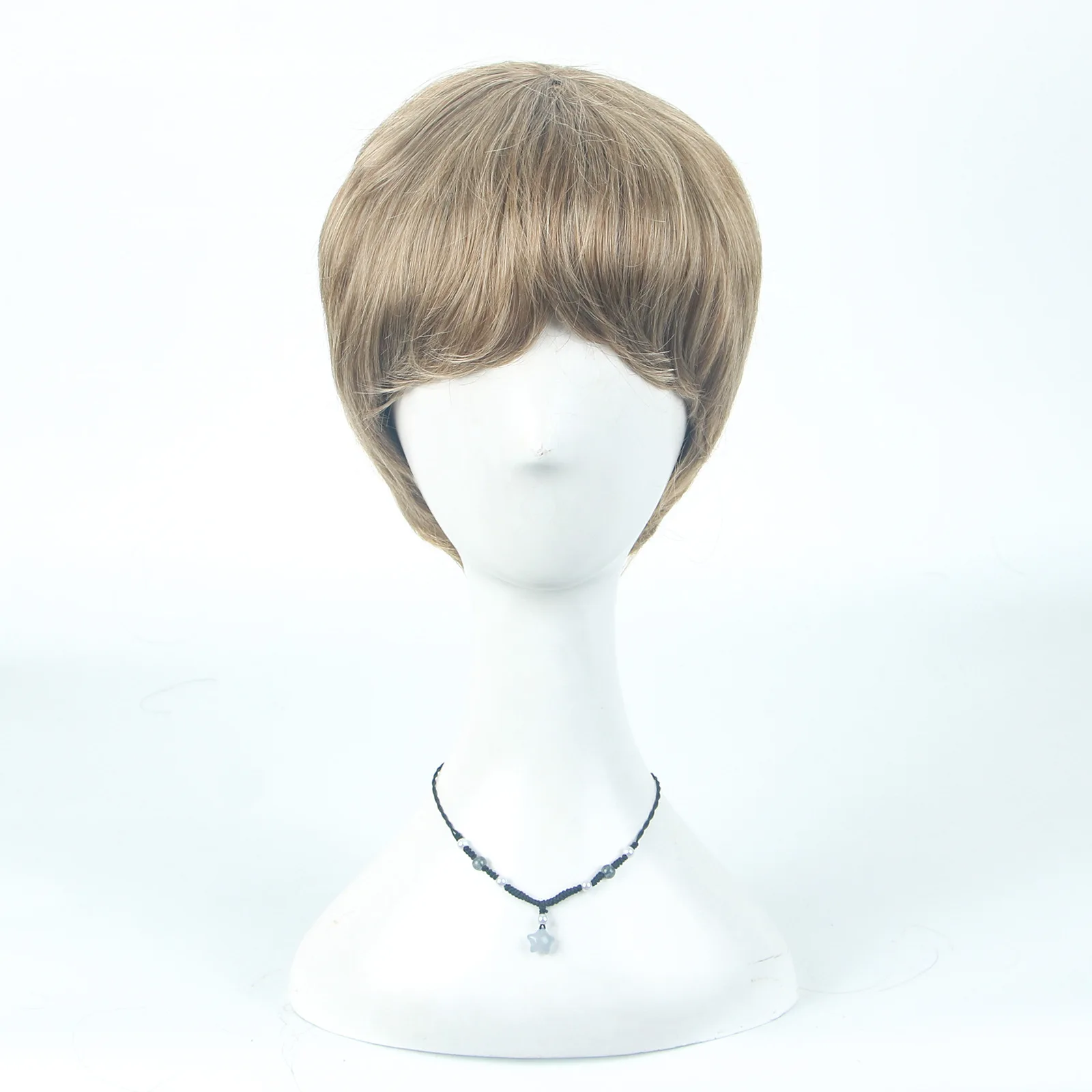 

1 женский парик, выполненный из термостойкого синтетического высокотемпературного волокна, с естественным объемным стилем.