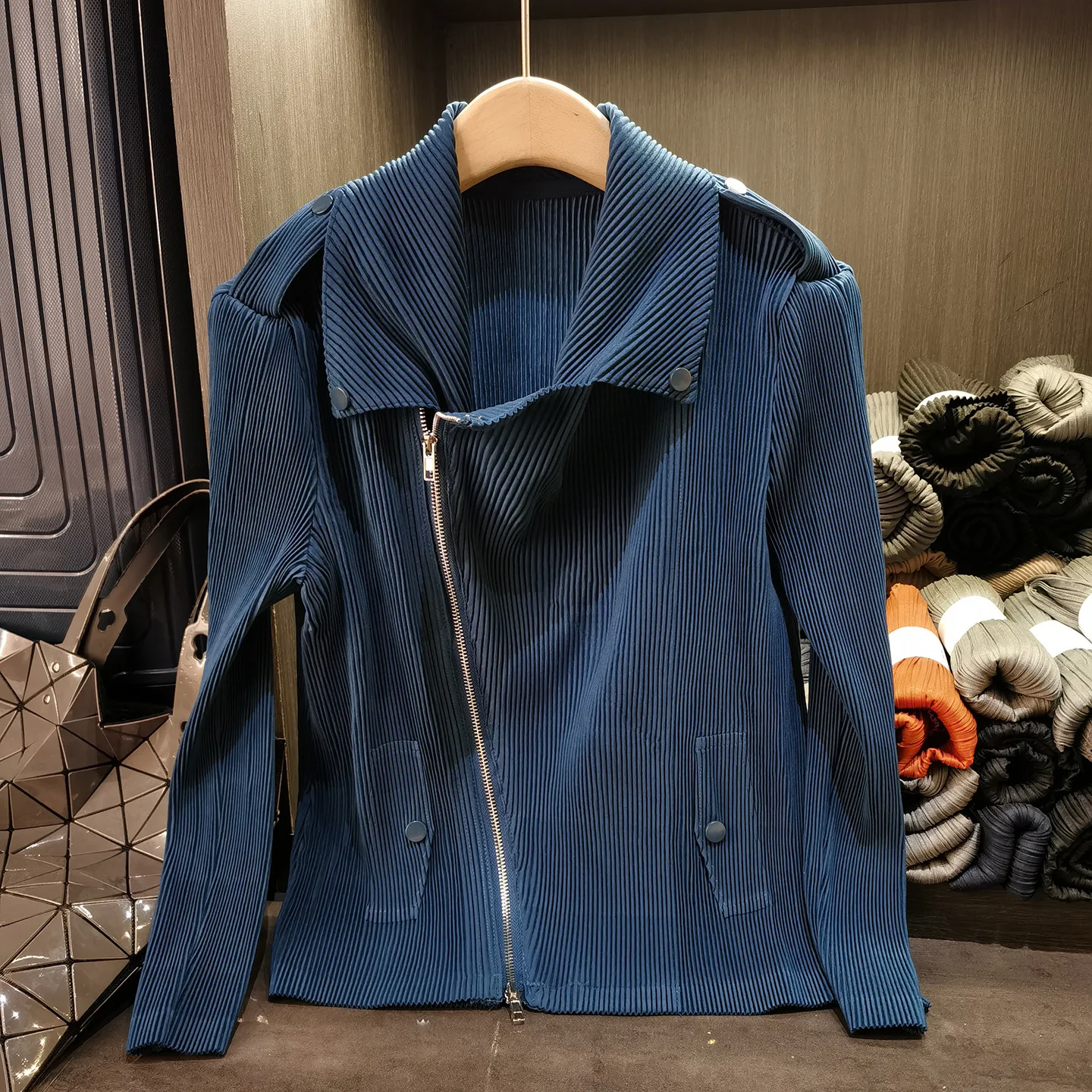 Miyake Autumn and Winter 2025 Retro Fried Street Biker Large Lapel Solid Color Jacket Female Casual Jacket Zipper Long-sleeved