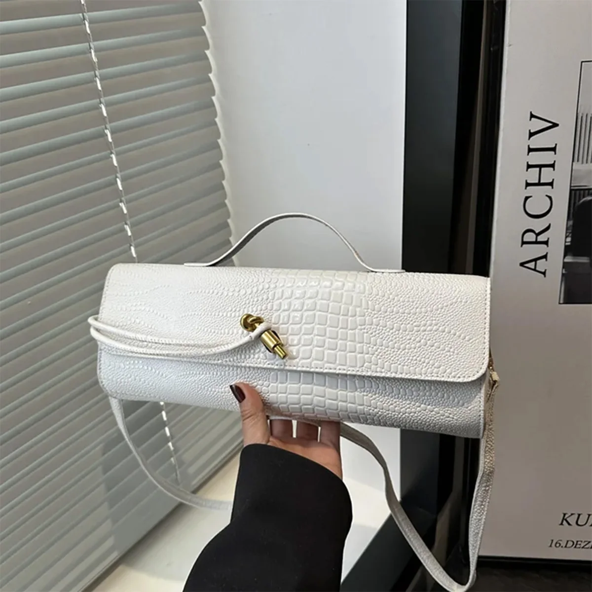 

Lightweight Durable Women Crossbody Bag Alligator Pattern Embossed Adjustable Strap with Metal Buckle for Daily Use