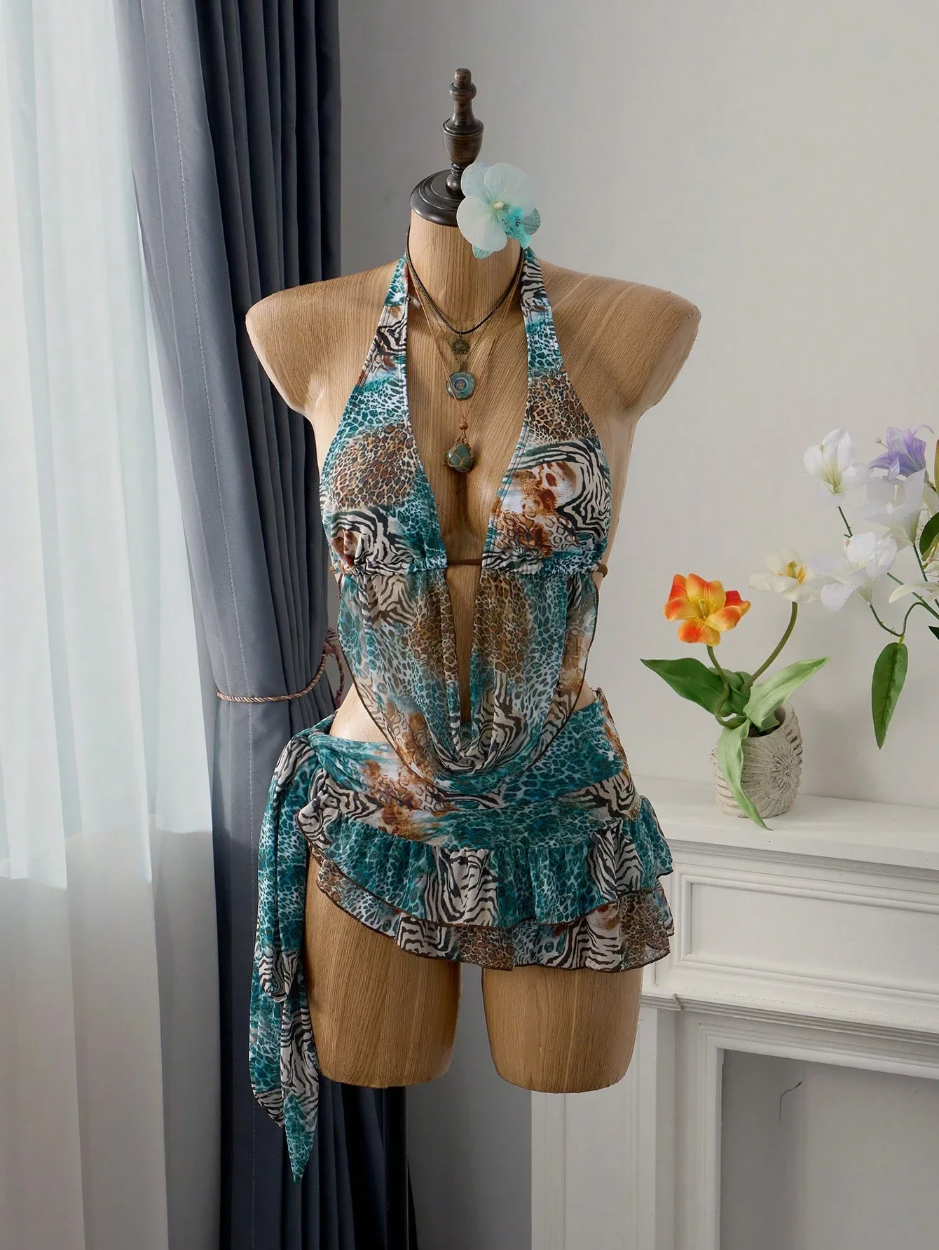 

Vintage-Inspired Animal Print Halter Neck Bikini Set With Ruffled Wrap Skirt And Side Tie Detail For Summer Boho Beachwear