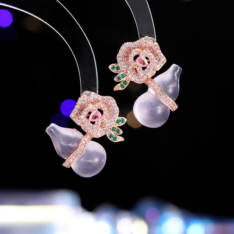 Цветочные серьги-гвоздики из тыквы с фиолетовым халцедоном и легкой роскошкой и элитным ощущением, а нишевая китайская трендовая роза.