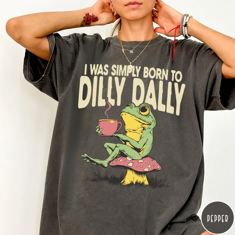 Born To Dilly Dally T-Shirt Vintage Frog Tshirt Funny Retro Shirt Oversized Graphic Tee Funny Women's Aesthetic Tshirt Loose Fit