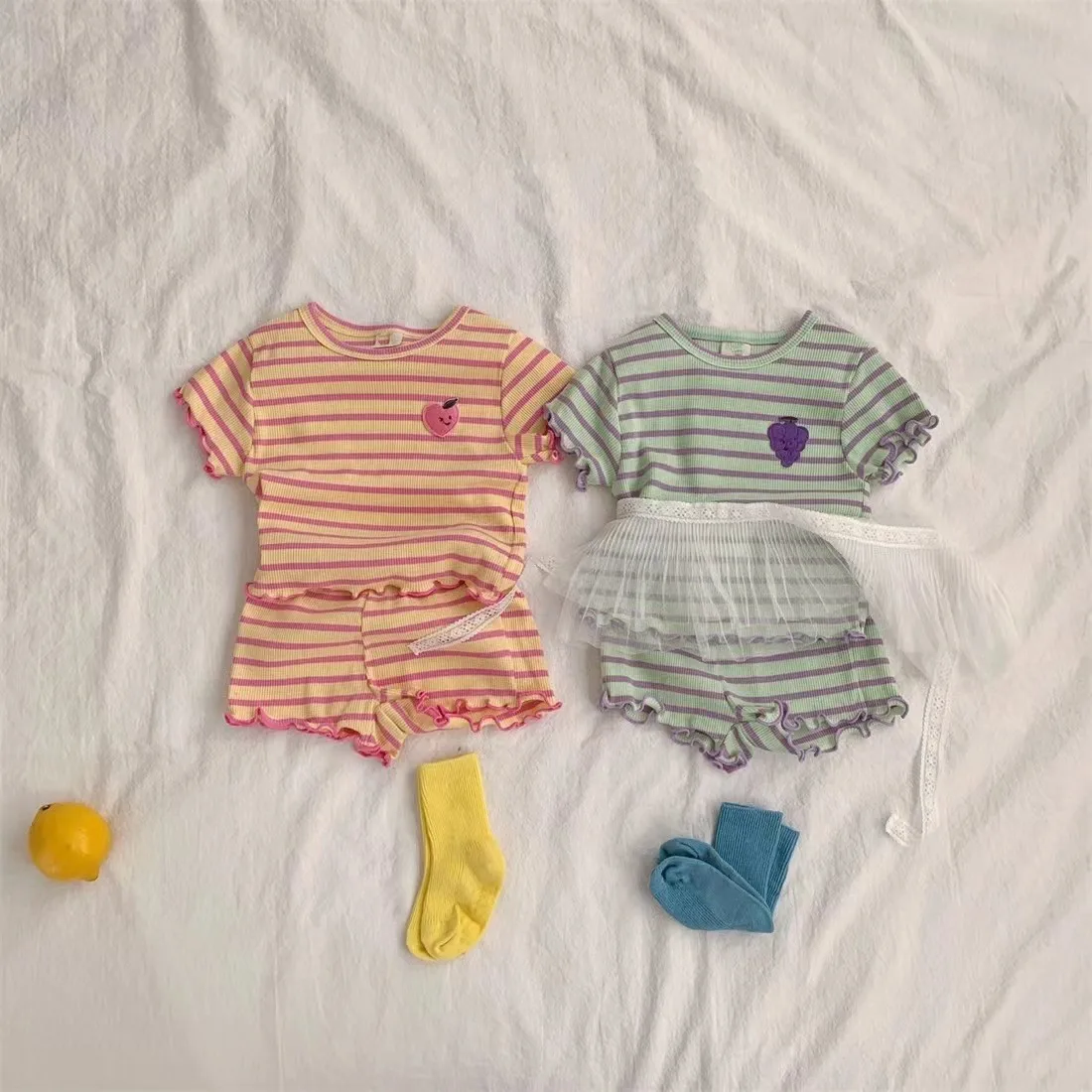 Conjunto de camiseta listrada leve de manga curta e shorts com cintura elástica para bebês TZ23069, conjunto de duas peças infantil para o verão