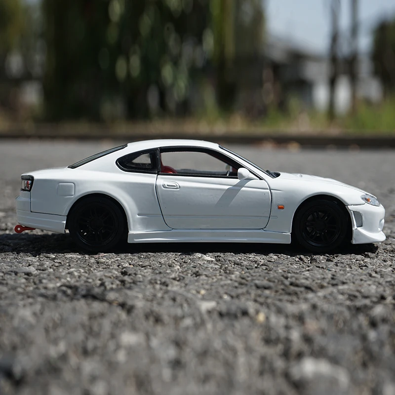 Welly 1/24 Nissan Silvia S15 Alloy Sports Car Model Diecast Metal Toy Racing Car Model High Simulation Collection Childrens Gift