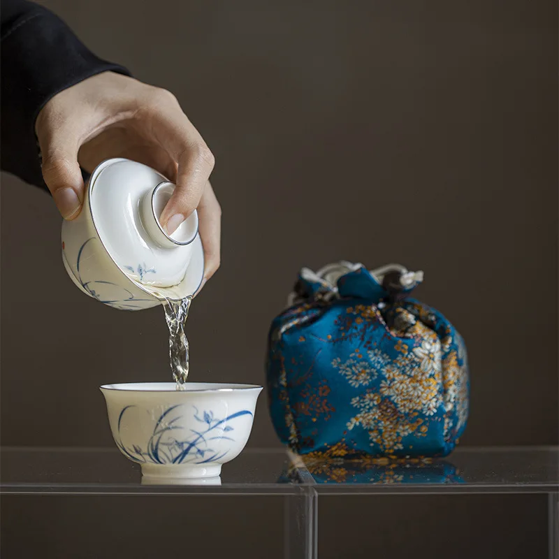 Hand-painted Blue And White Under Glaze Covered Bowl Kung Fu Tea Set Rock Tea Small Covered Bowl 100ml Tea Making Bowl