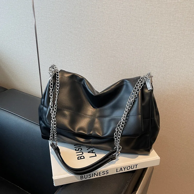 

2025 Summer Spacious Shoulder Bag, Niche Chain Crossbody Purse for Women, Versatile Commuter Tote, Minimalist Day to Night Bag