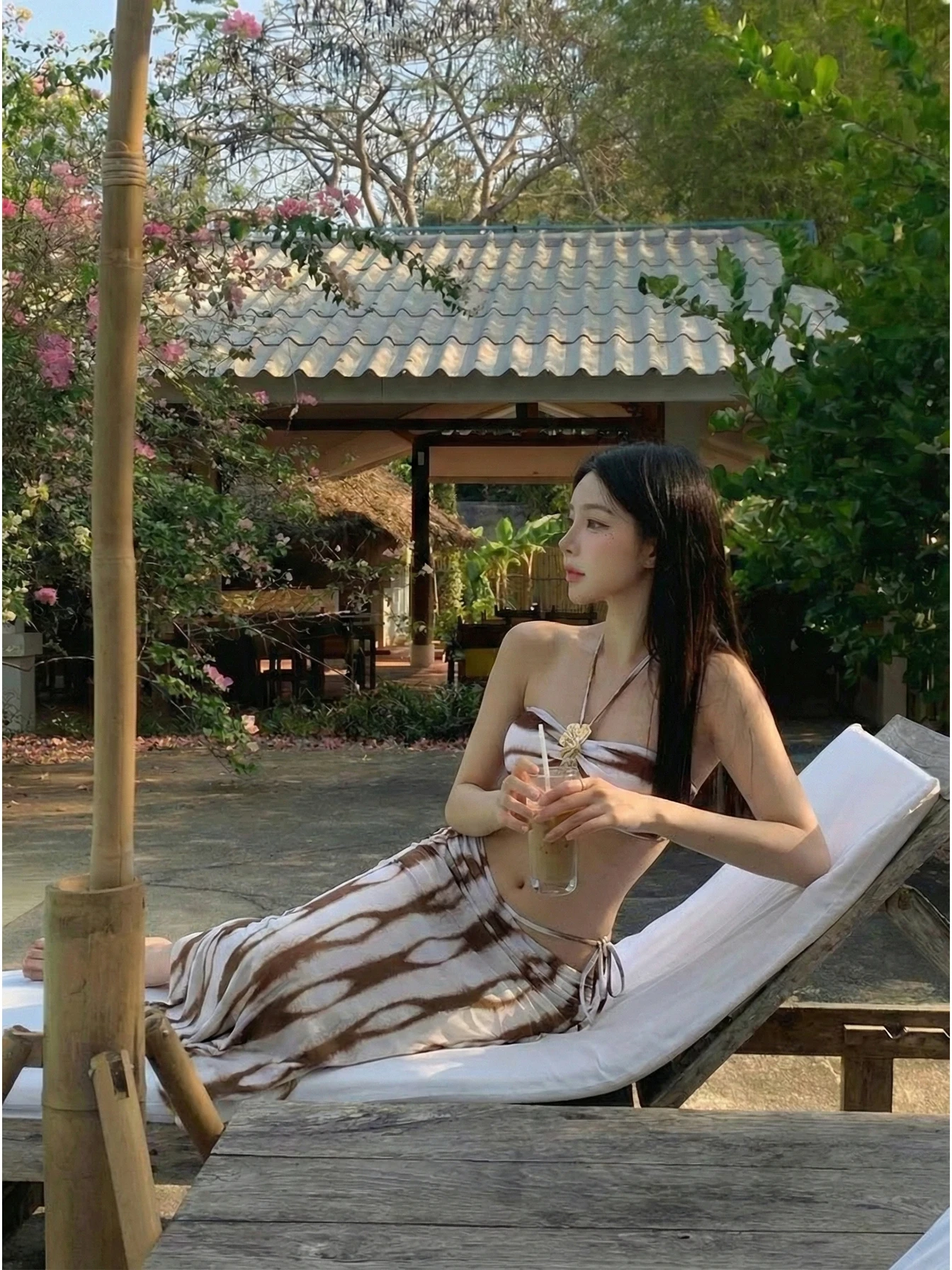 

Потрясающий новый праздничный комплект бикини из двух частей для женщин 2026 года: элитный, с эффектом роскоши, для горячих источников, с длинной юбкой, сексуальный, для создания образа «чистого желания»