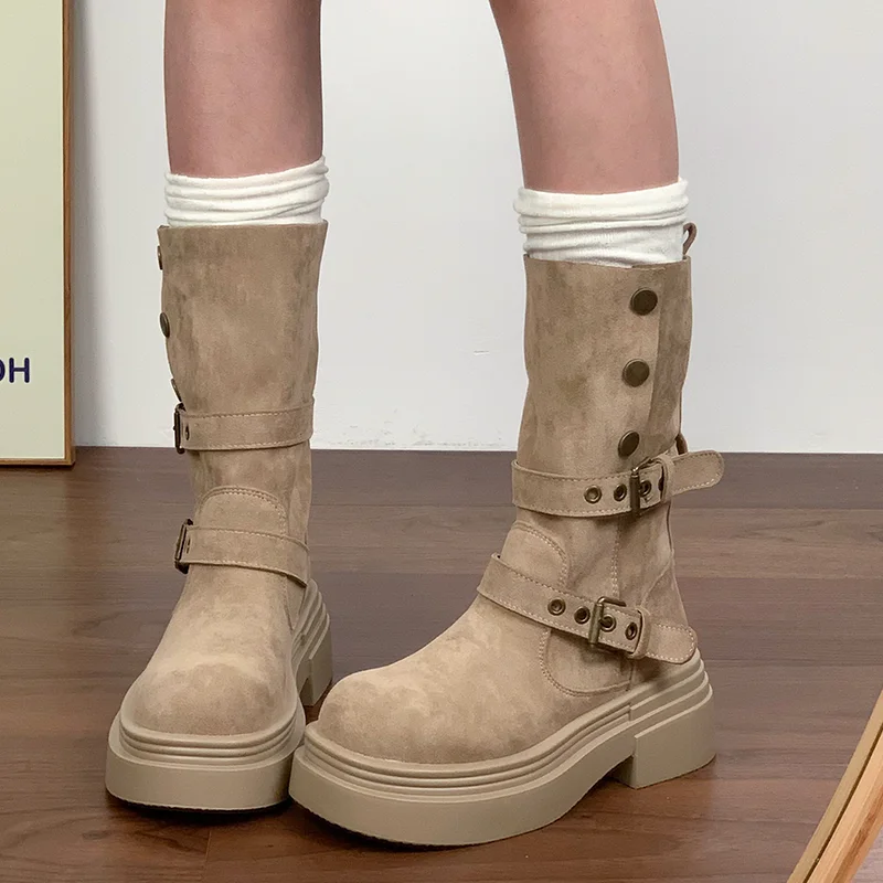 أحذية نسائية مسطحة من جلد الغزال أحذية منتصف العجل 2025 موضة مشبك أحذية الشتاء الاتجاه الجديد مصمم أنيق Mujer بوتاس