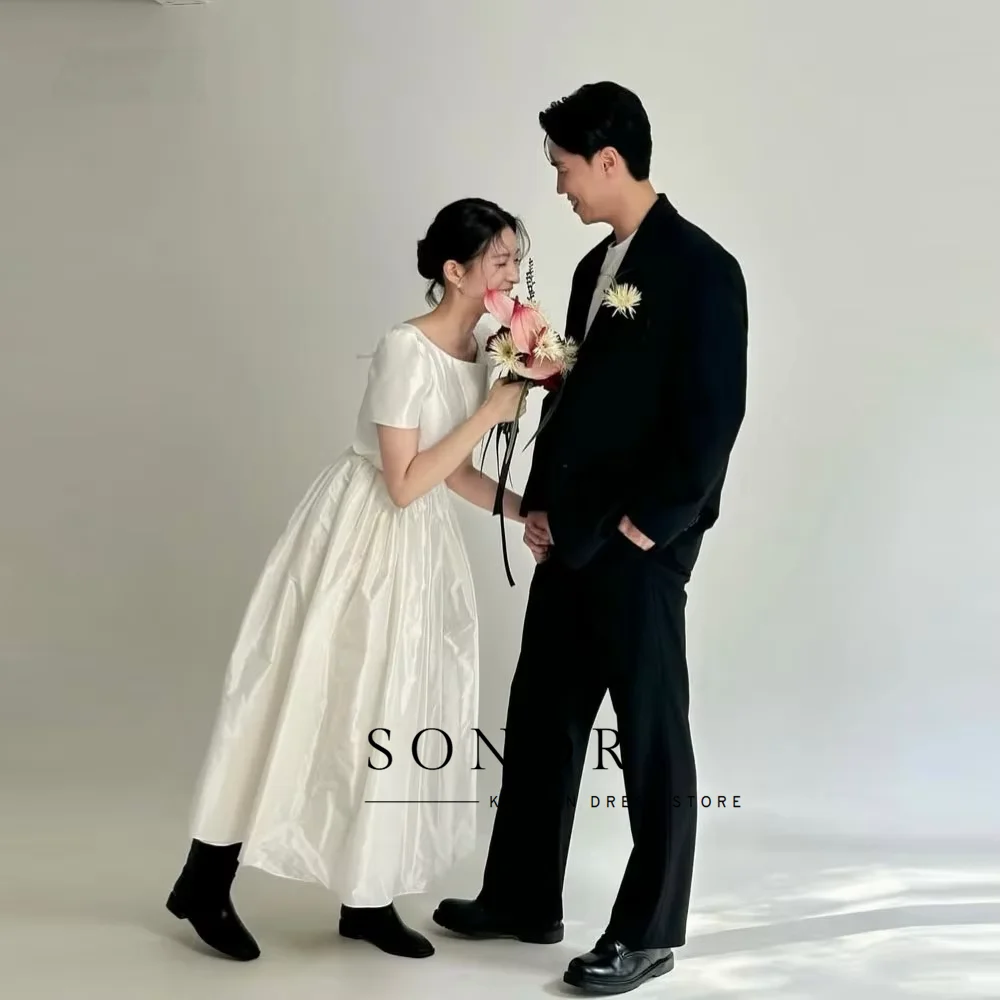 Sondr O-Neck A-Line Simple Korea Wedding Dresses Short Sleeves Photo Shoot Silk Satin Bridal Gowns Customize 웨딩드레스 Corsets