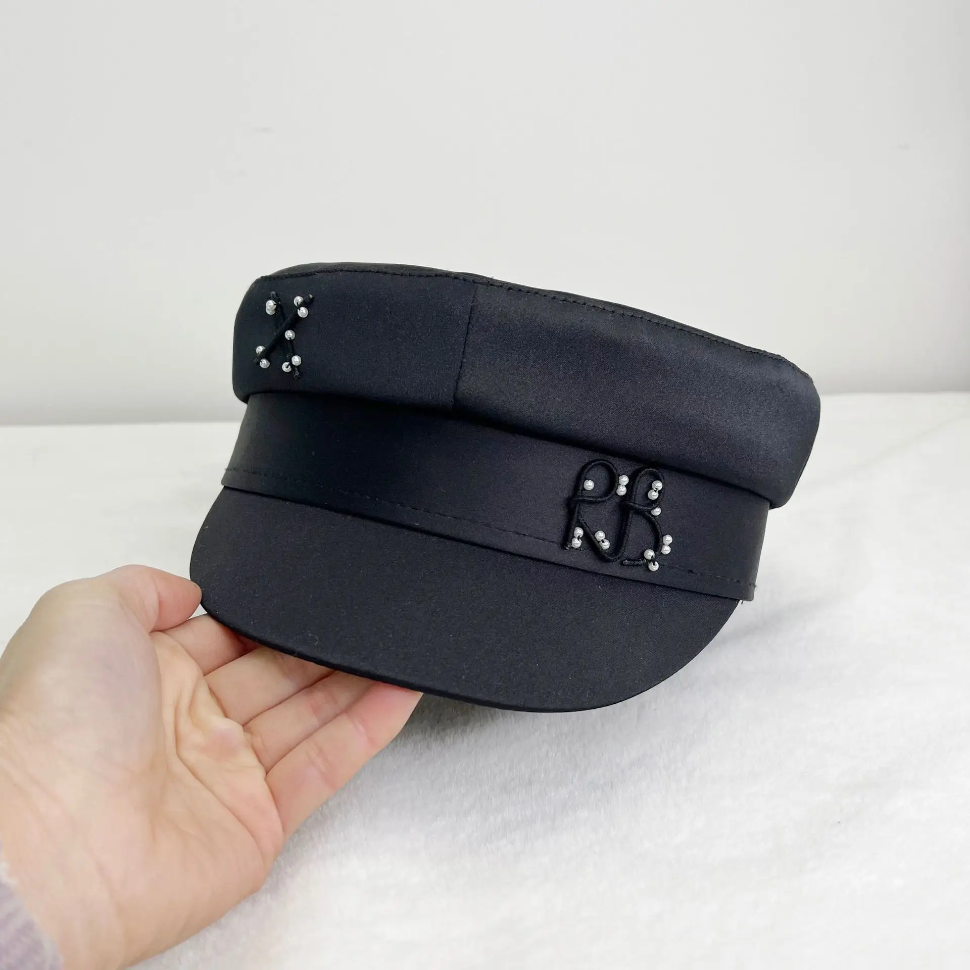 

Новые женские кепки-газетчики 2026 года с жемчугом и буквами R B, атласные, в стиле милитари, дизайнерские береты, головные уборы Gorras Mujer