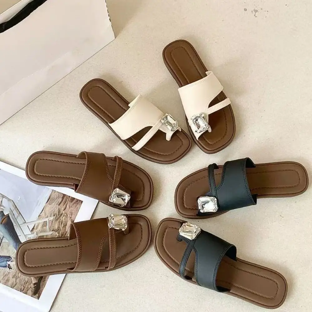 

Тапочки с носком из ПВХ со стразами, Нескользящие летние шлепанцы с кольцом на носке, пляжная обувь, тапочки из искусственной кожи на плоской подошве, женские уличные домашние тапочки