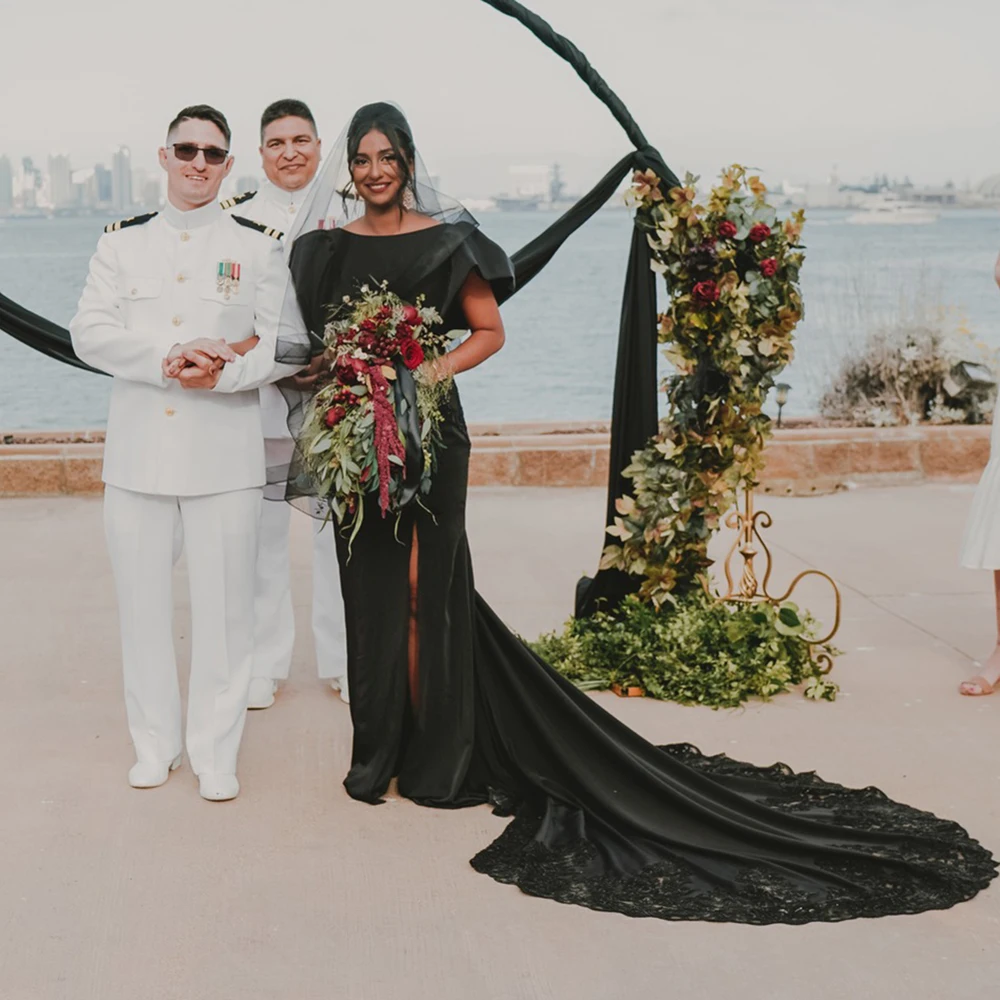 Vestido de novia de satén negro con mangas cortas y abertura alta, apliques de cuentas de sirena personalizados, vestidos de novia con cuello barco sin espalda