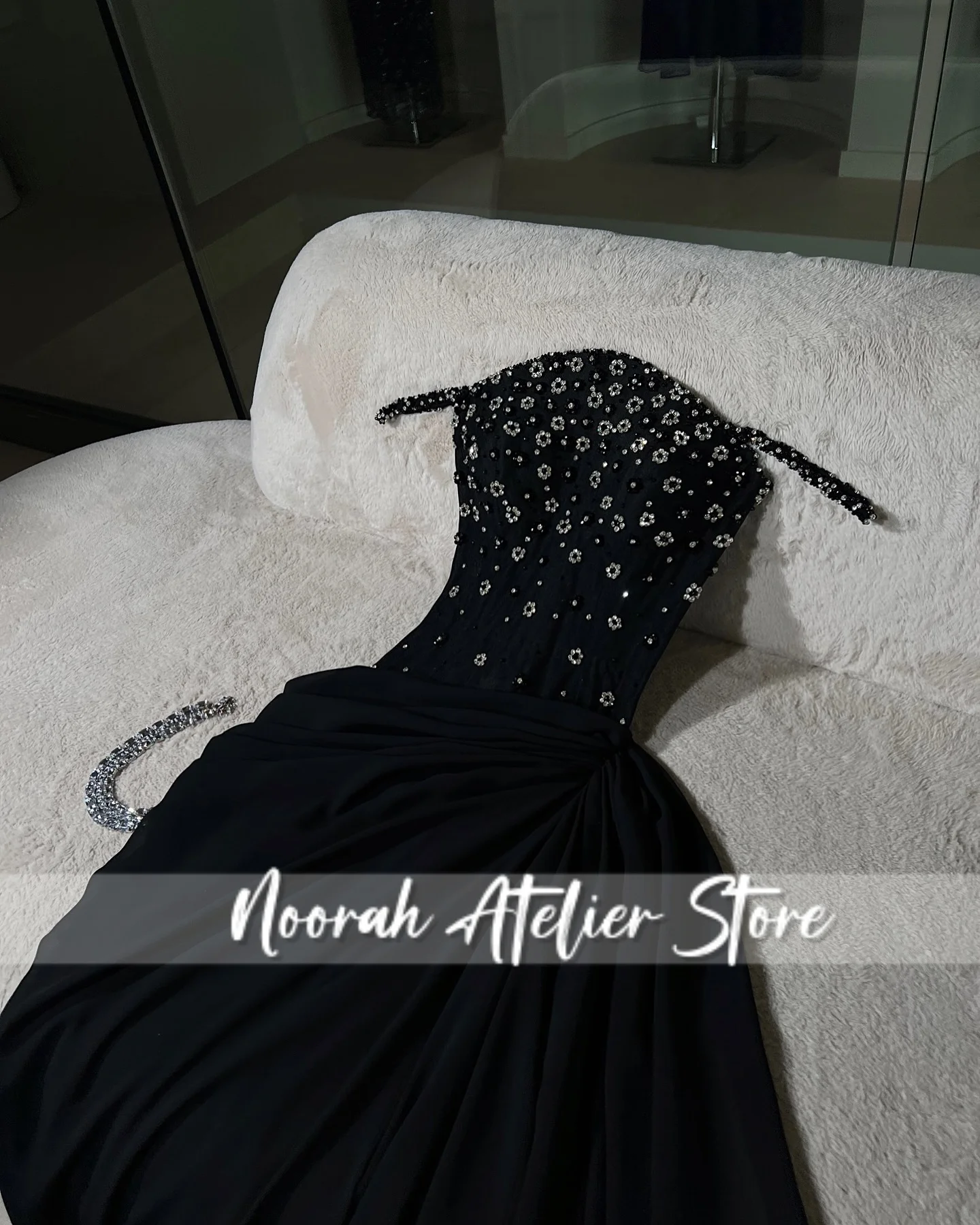 فساتين سهرة أنيقة سوداء مكشوفة الكتفين في دبي 2025 مع ثوب زفاف على شكل زهرة بيضاء فستان حفلة موسيقية Fساتين Shrase Vestidos مخصص