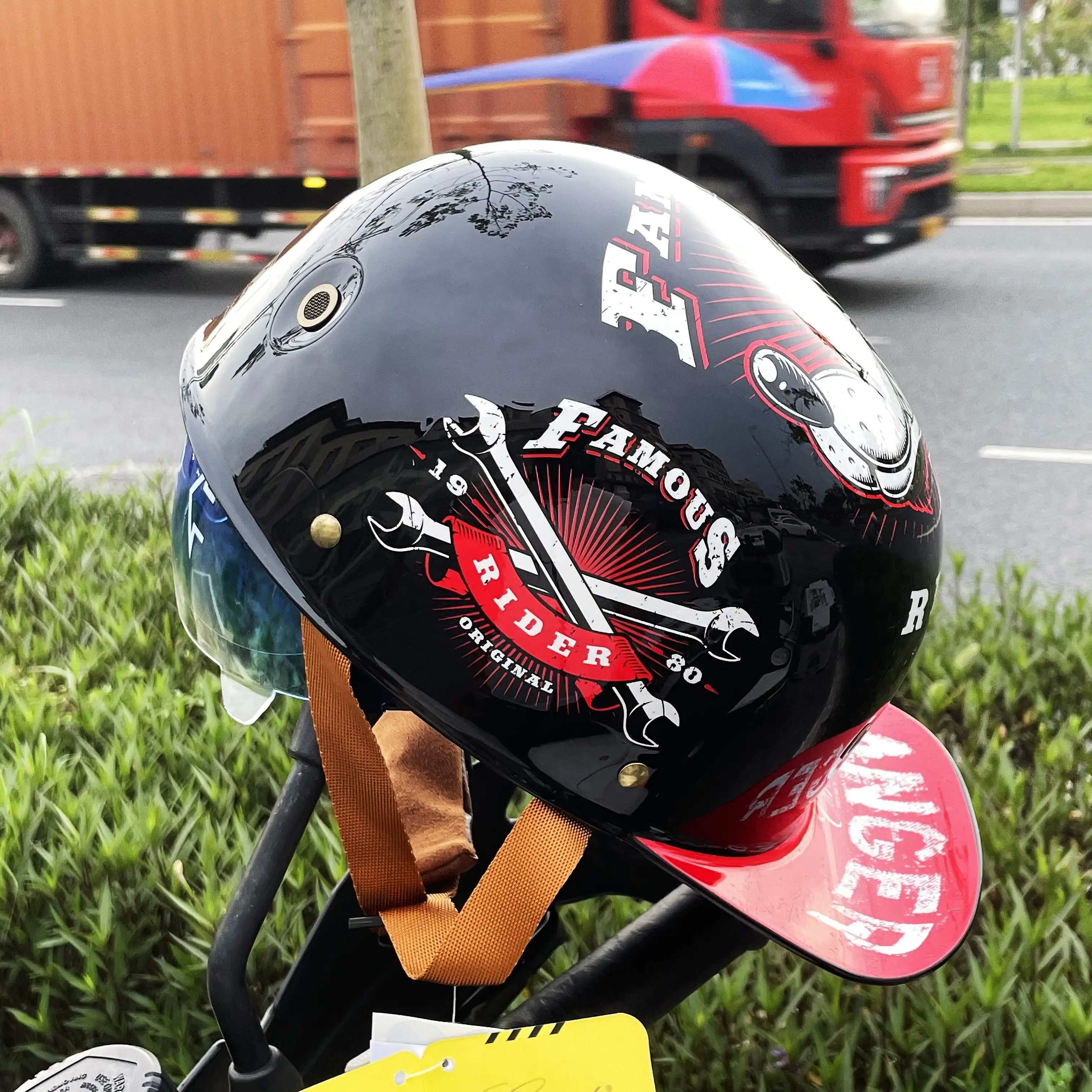 

Vintage men's motorcycle half helmet for long-distance riding, stylish bike helmet for mountain cycling