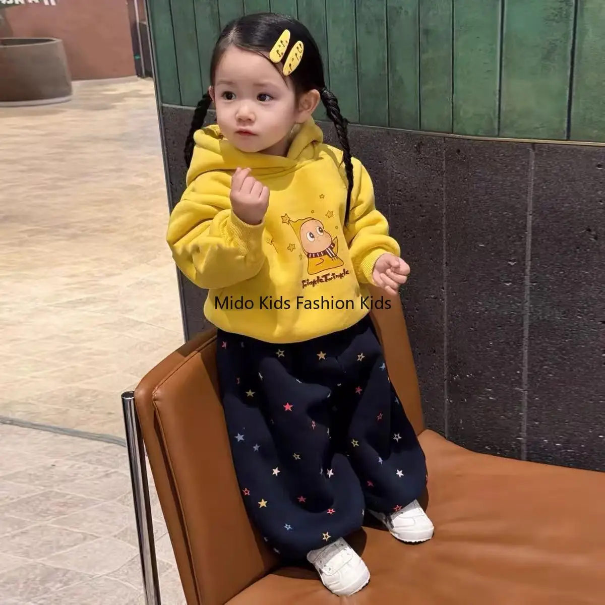 

Girls' Matching Winter Arrival Cream-coloured Adorable Star-print Hooded Jacket Girl's Graffiti-print Fleece-lined Trousers Set