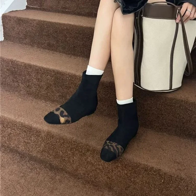 

Женские короткие сапоги с квадратным носком на мягкой подошве, весенние и осенние женские ботинки 2024, нишевый дизайн, тренд узких ботинок