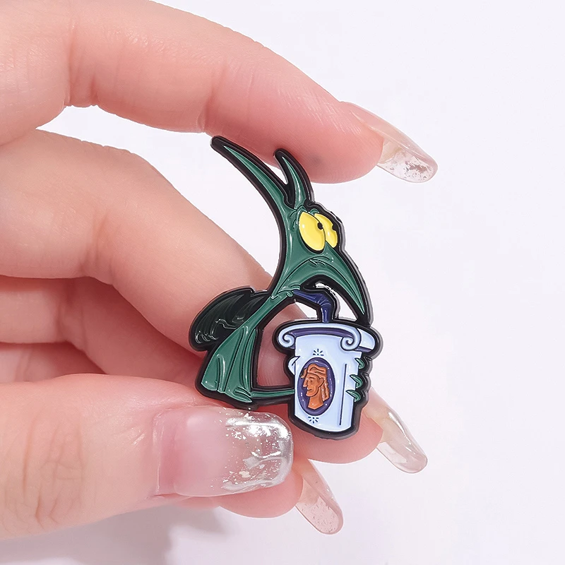 Cartoon Anime Herkules Panik trinken Soda Brosche Emaille Pin benutzer definierte kreative Tier Abzeichen Revers Shirt Zubehör Schmuck Geschenk