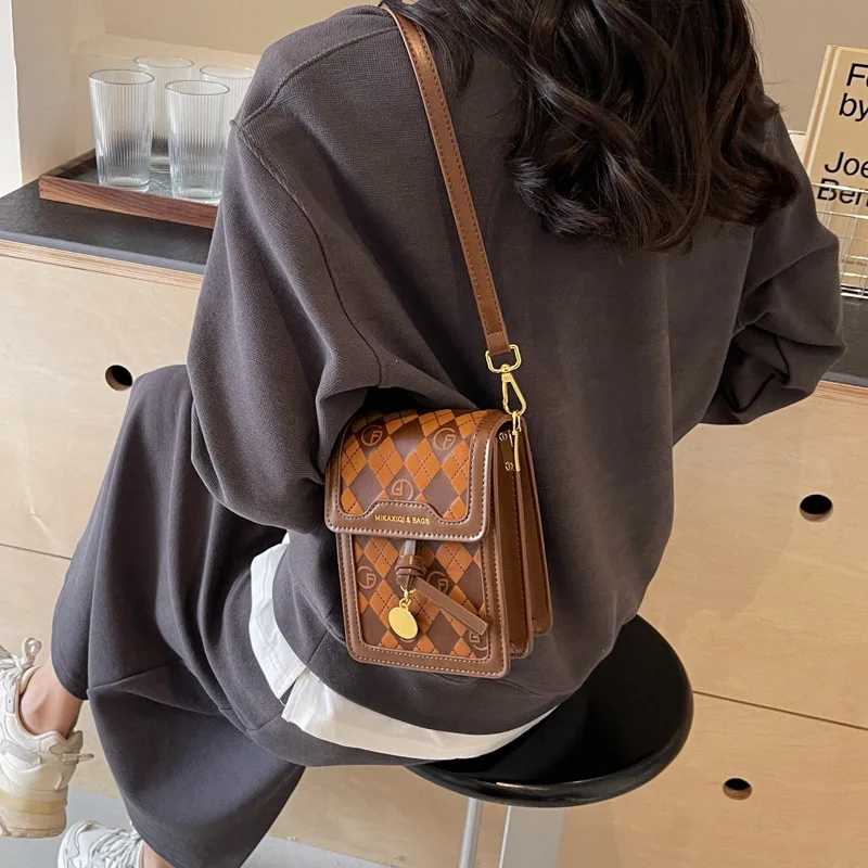 Premium sense chain bag bag female 2024 new fashion shoulder crossbody ins niche design indentation cell phone bag Leisure bag