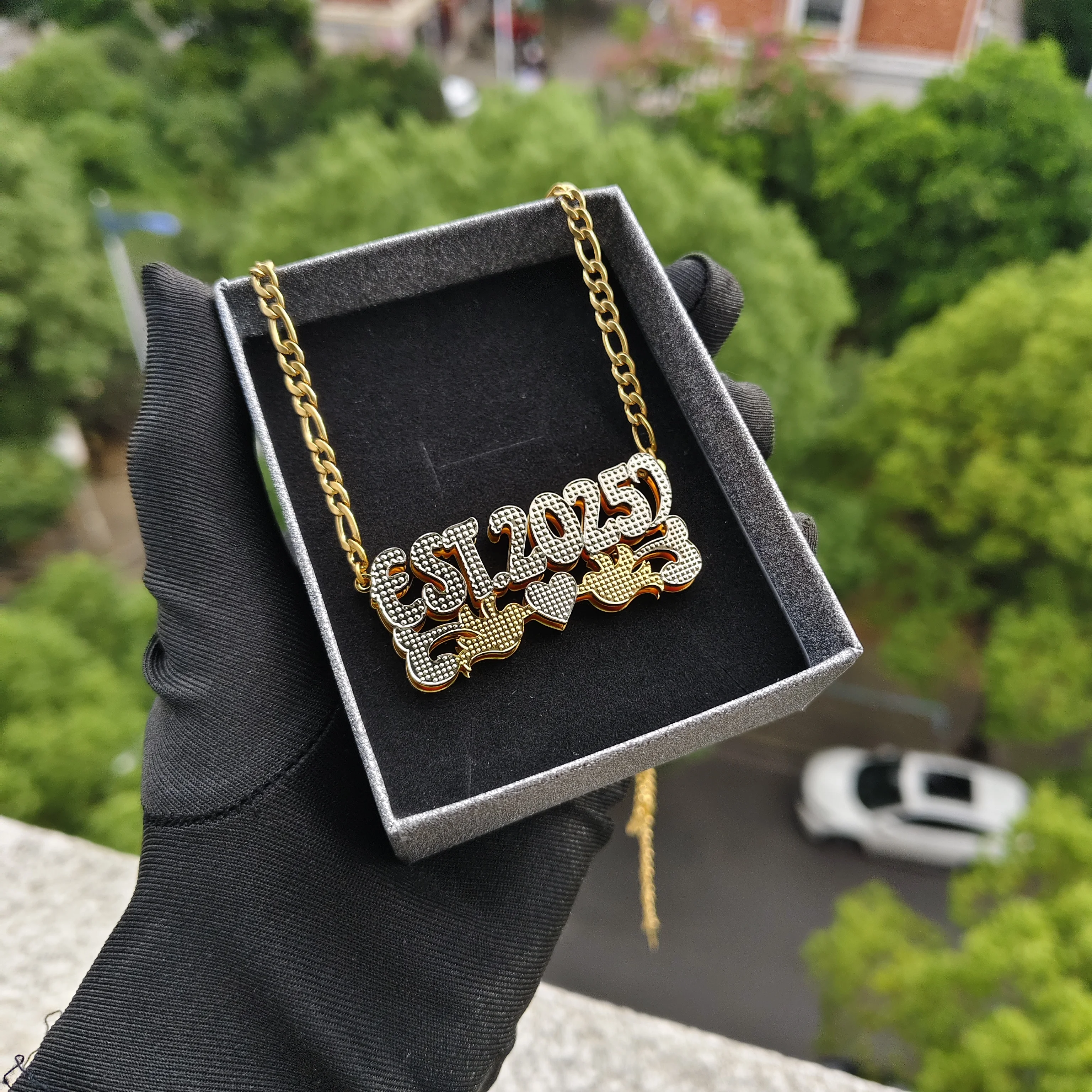 DHQH Nowy Personalizowany Wisiorek z Tabliczką Imienną Dwupoziomowy Personalizowany Wisiorek z Literą 3D Tabliczka Imiennica Prezent na Święta Bożego Narodzenia dla Niej/Niego