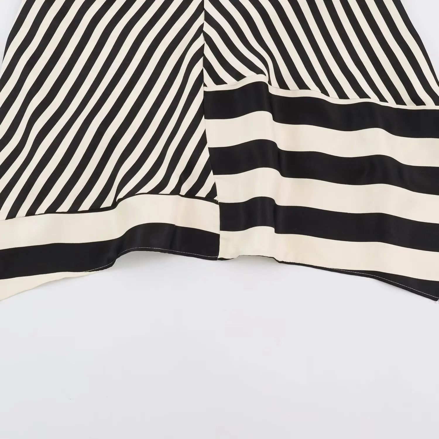KONDALA Damen Trendiger Eleganter Gestreifter Hosenanzug, Neckholder-Top mit überkreuztem Kragen, Hose mit elastischem Bund, Sommer-Freizeit-Chic-Set 2026 – Detail 10