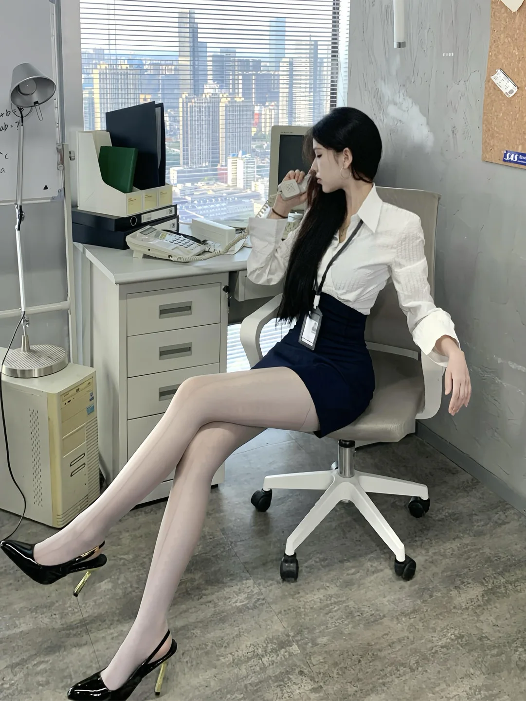 

Модный белый комплект: рубашка с длинным рукавом и юбка с высокой талией, весна 2026, приталенный крой, для офиса и повседневной носки