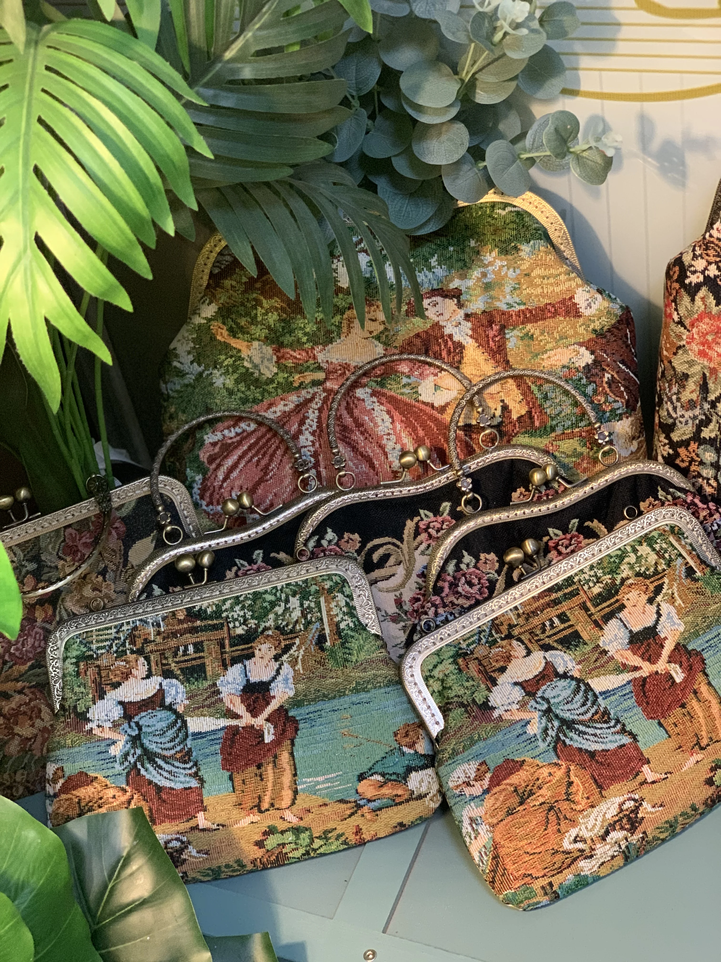 Lost in Vintage French Tapestry Figural dompet bingkai logam Aubusson Clutch tas Figural dinamis pemandangan dan romantis angka domba