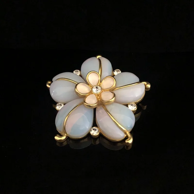 

New High Quality Light luxury Fashion Flower Brooch Upscale Vintage Corsage Pin Women's Accessories