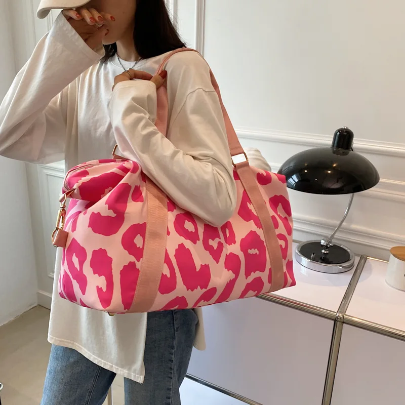 Moda 2022 New Travel Bag Duffle Bag Mulheres Leopard Big Nylon Bag Tote Bolsas Fitness Gym Bag Senhoras Weekend Pink Bag