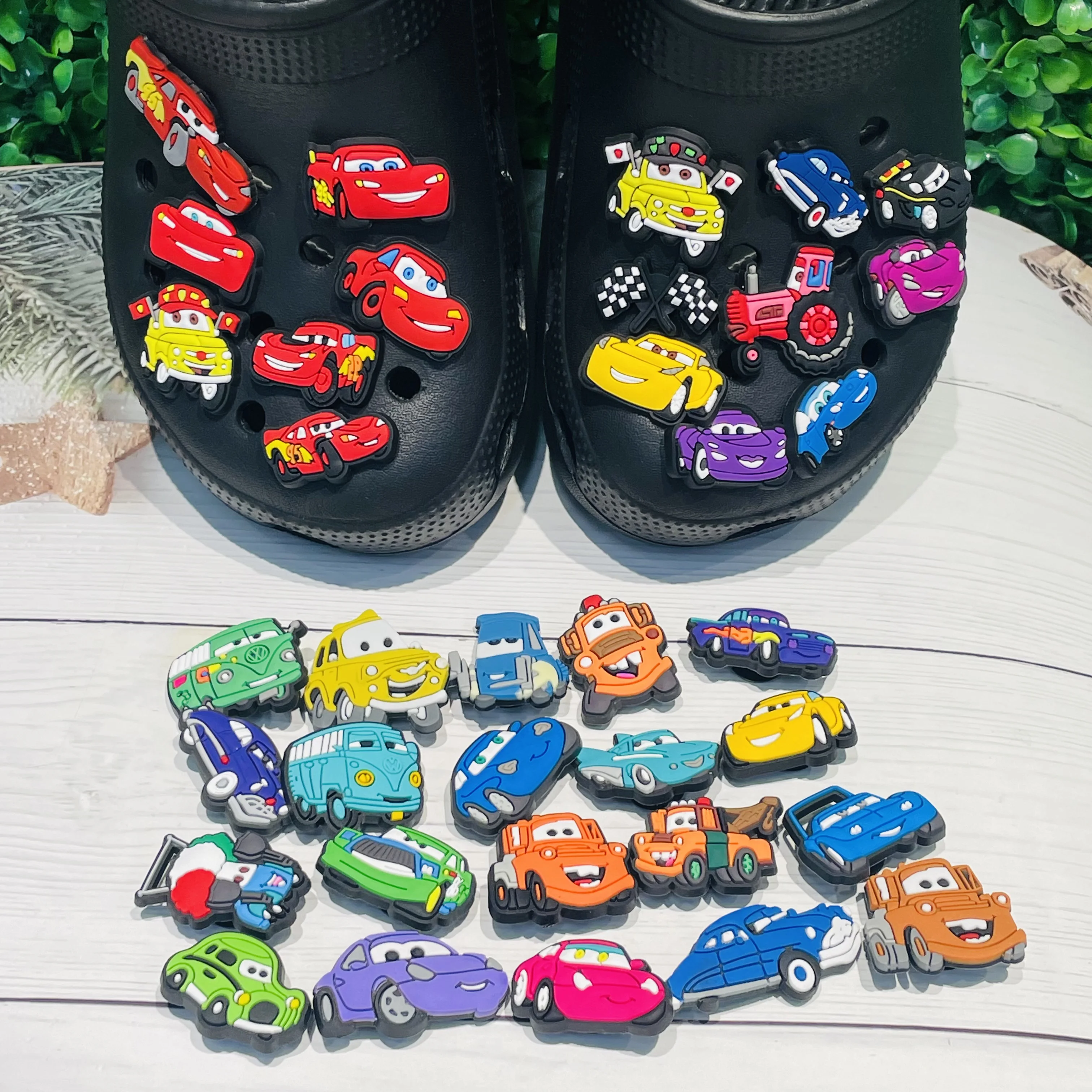 10-100 Stück Mesuca Cartoon-Fahrzeug Beliebte Schuh-Accessoires Mix Sportwagen PVC-Sandalen-Charm Passend als Geburtstagsgeschenk für Männer