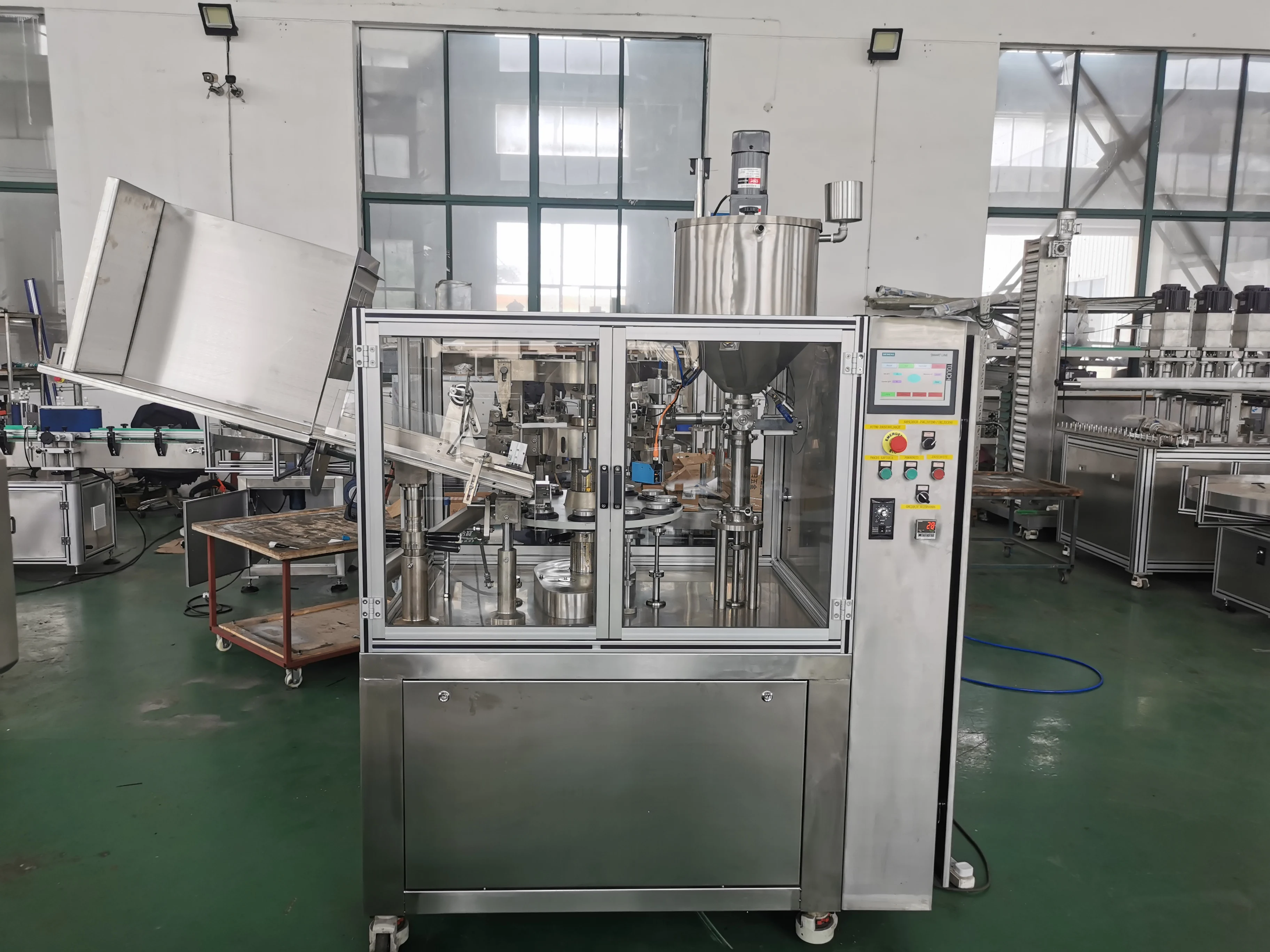 Macchina riempitrice e sigillatrice