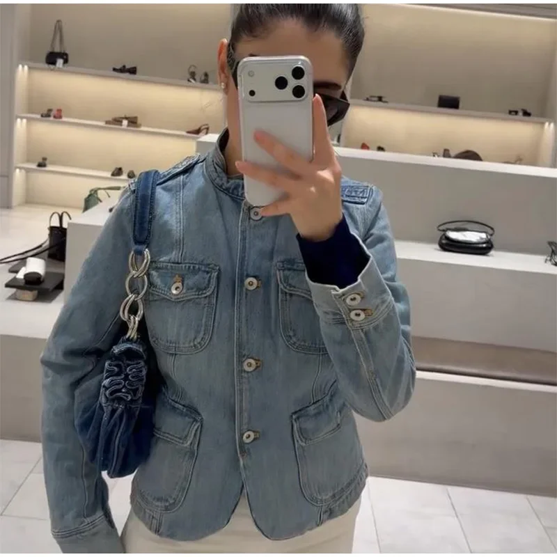 Damen-Jeansjacke mit Stehkragen, langen Ärmeln, Knopfleiste, Klapptaschen, hell gewaschen, figurbetont, lässige Oberbekleidung, Street-Style-Jeansjacke 2026 – Detail 7