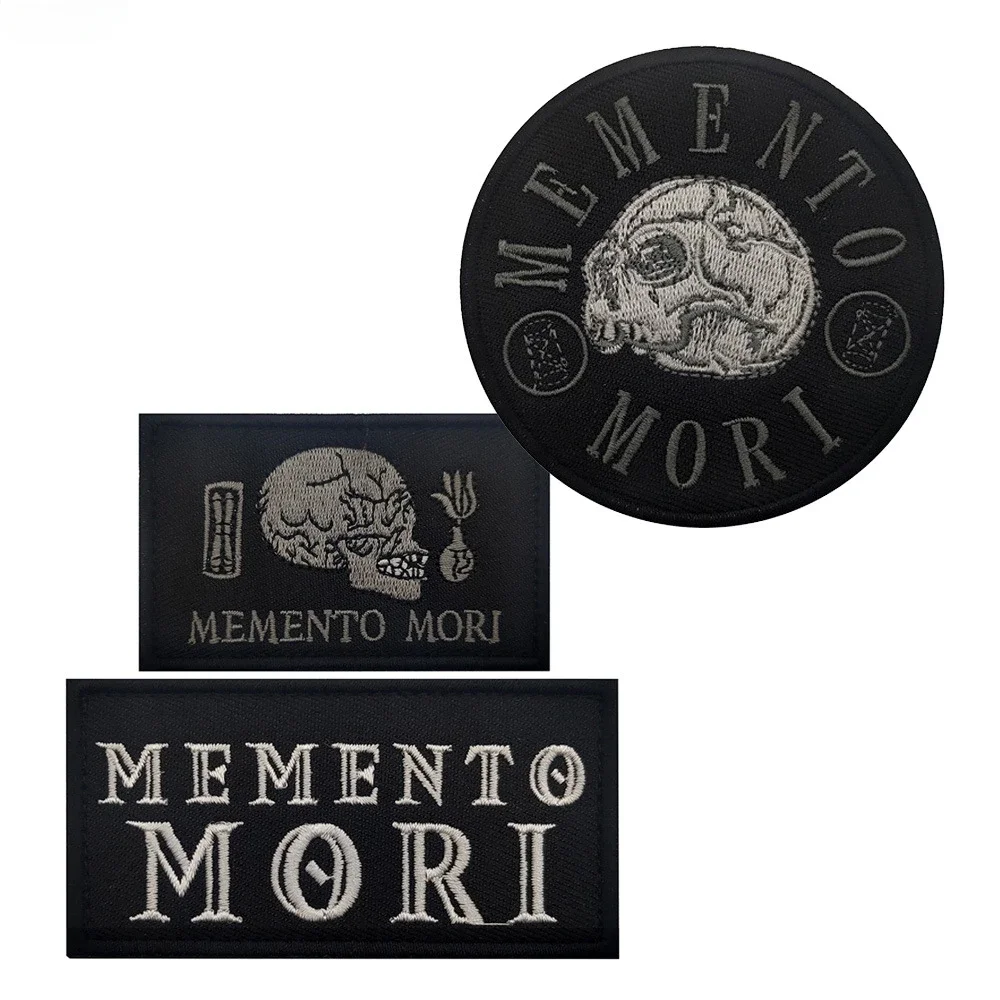 Parche moral Memento Mori – Calavera bordada con velcro táctico
