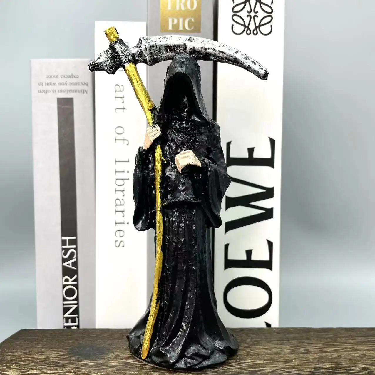 1pc Dark-style hand-held scythe Grim Reaper statue ornament, resin craft, desktop decoration, modern personalized bar decoration, Halloween decoration