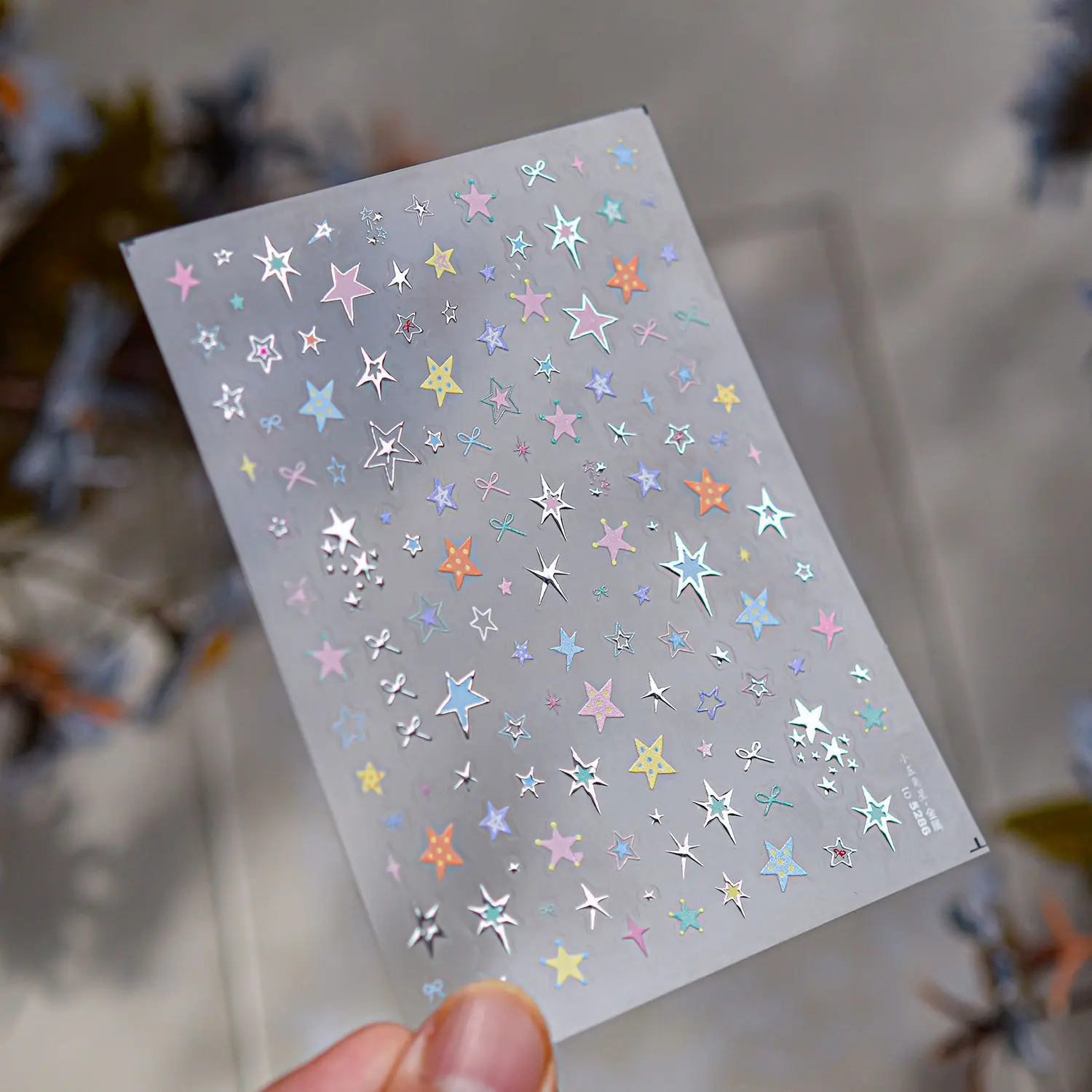 Schwarze und Rosa Schleifen-5D-Nagelaufkleber: Kreuz, Musiknoten, Herzschloss, Riemen, Spitze, Polka Dots, Flügel, Herz – Selbstklebende Maniküre-Sticker – Detail 14