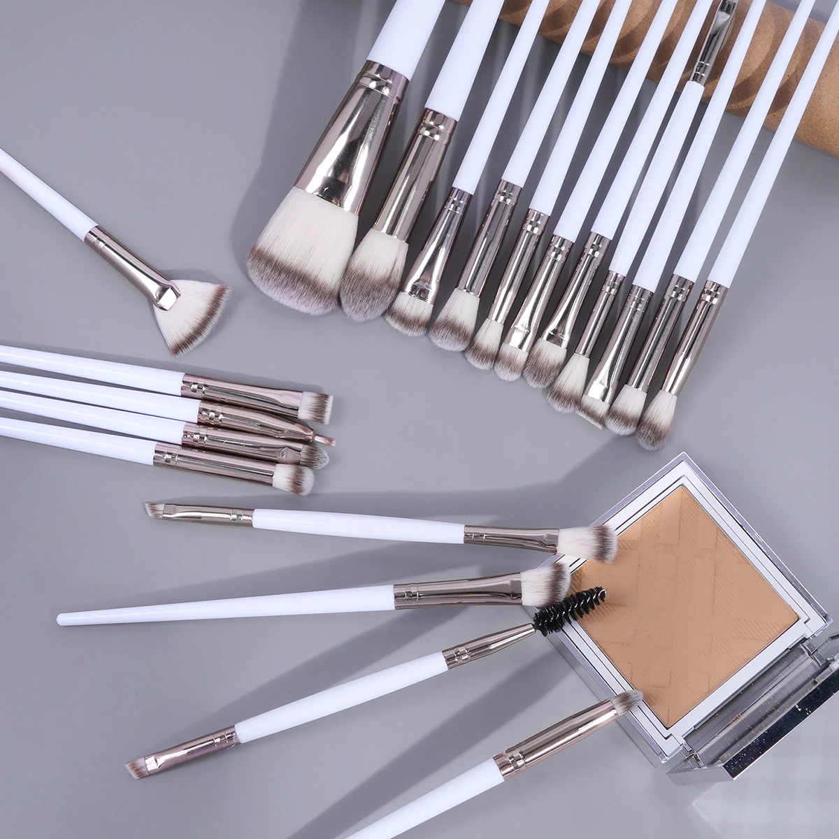 MAANGE 42 pezzi Kit per trucco multifunzionale include 20 pennelli con borsa per il lavaggio Set di valore per soffio di polvere per trucco multi stile Strumenti regalo