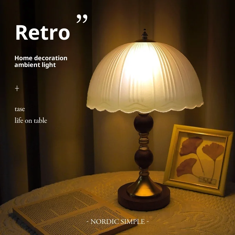 

Настольная лампа в скандинавском стиле из массива дерева, прикроватная лампа, роскошная высококачественная настольная лампа для украшения спальни, стеклянная ретро-креативная ночная лампа B & B