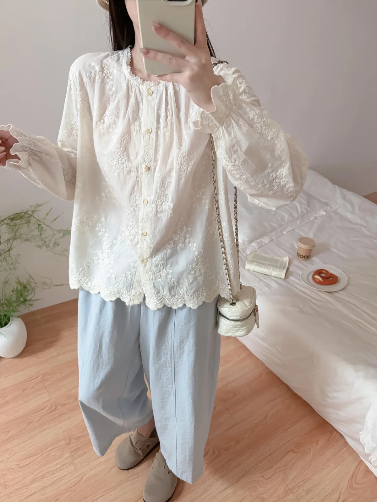 جديد 2025 الخريف قميص قطني بكم طويل ، المرأة تكدرت الدانتيل والتطريز ، موري فتاة الأدب الفرنسي شيك بلوزة فضفاضة T58056CC