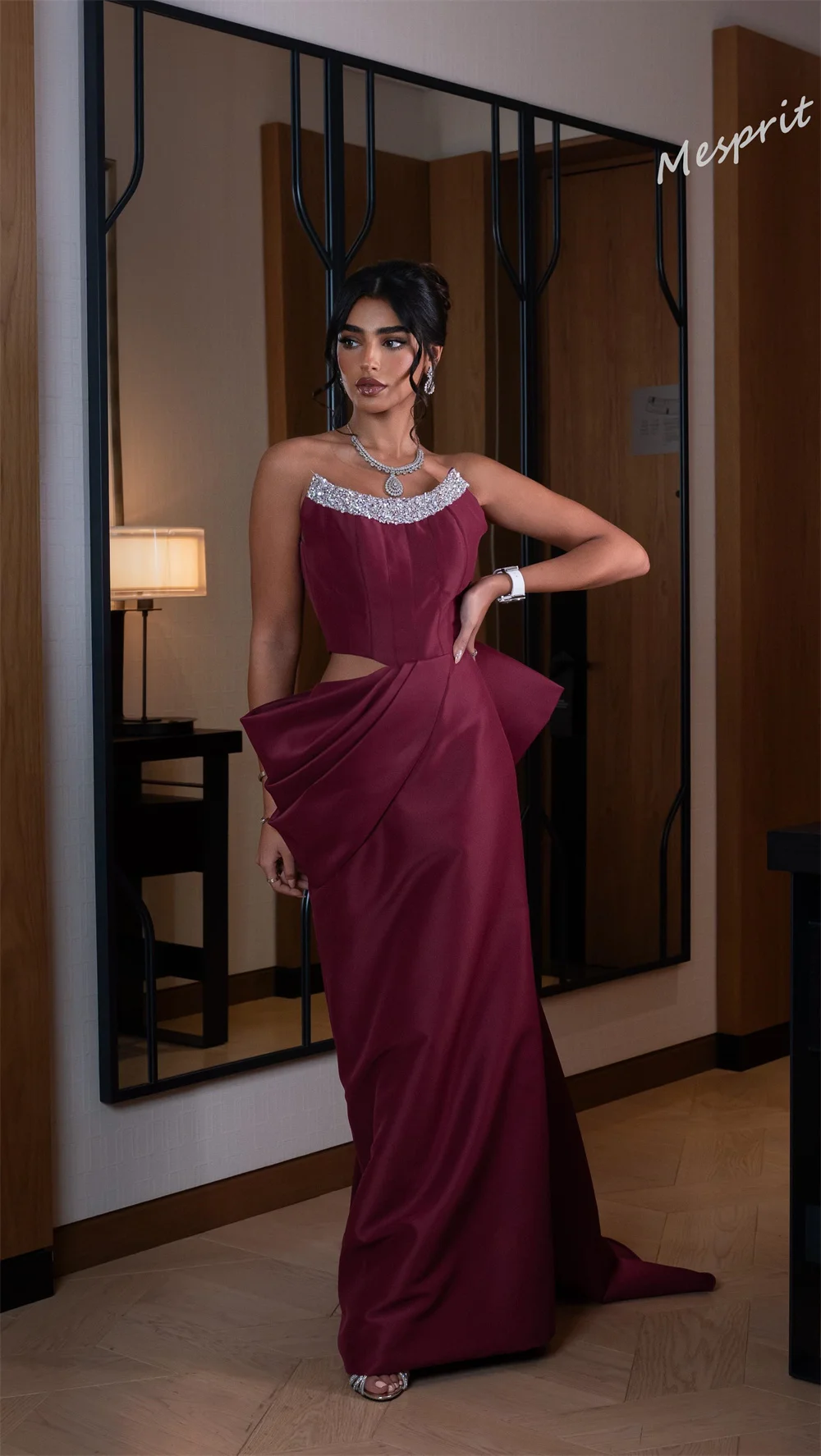 Vestido de noche de barrido sin tirantes Retro personalizado con diamantes de imitación y lazos personalizados de Arabia Saudita