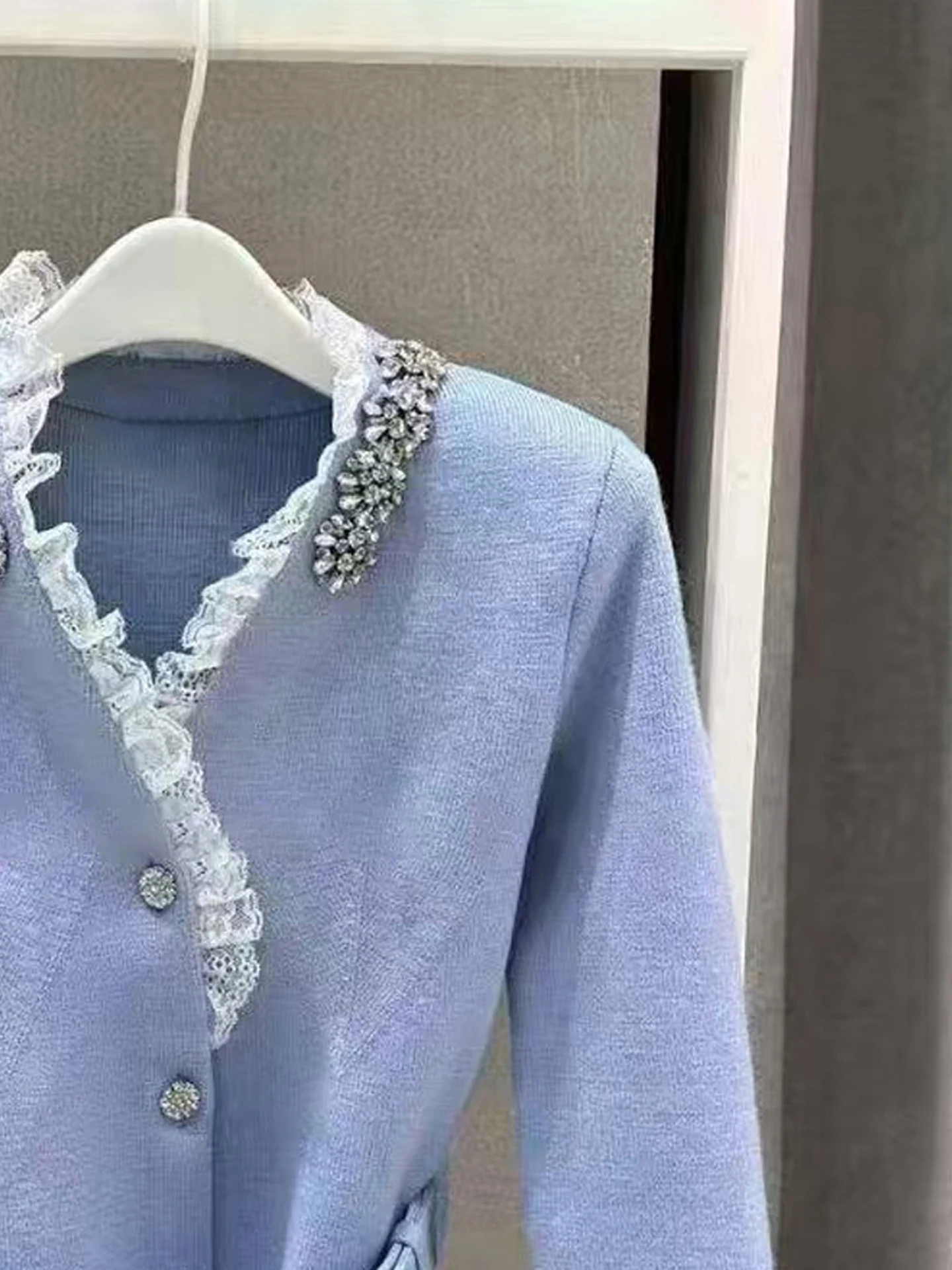 Kardigan Rajut Wanita Mewah Berhias Renda V-ne dengan Hiasan Berlian, Model Terbuka, Gaya Musim Gugur, Cocok untuk Aktivitas Sehari-hari