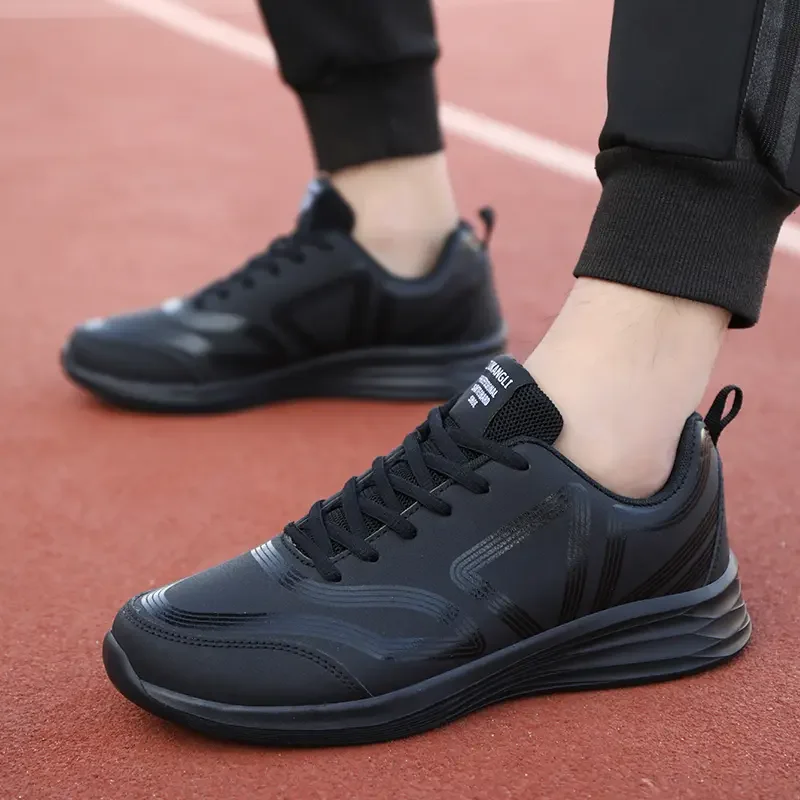 

Повседневная спортивная обувь для мужчин. Большие низкие кроссовки с круглым носком и плоской подошвой на шнуровке. Мягкие и дышащие уличные кроссовки.