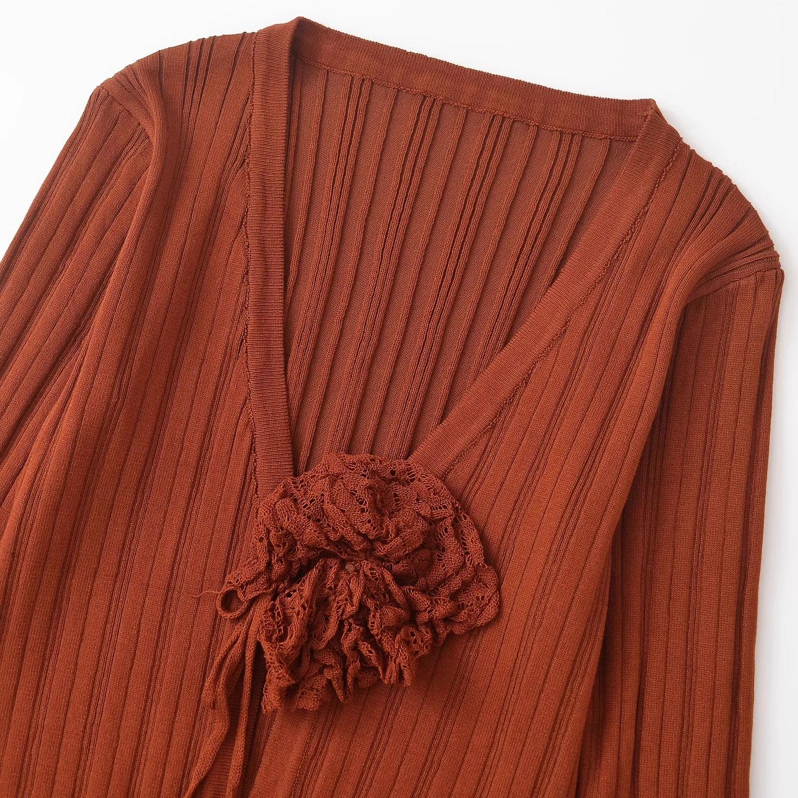 

ZAR Autumn New Faionable Women's Knitted Top Fine Needle Flower Decoration Street Sle Long Sve V-Ne Polyester Fiber