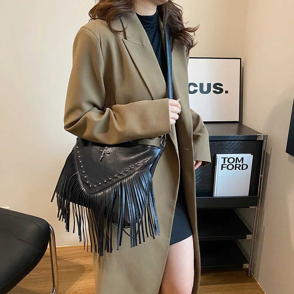 

PU Nailed Shoulder Bag for Women, Large Capacity Vintage Small Handbag, Adjustable Strap, Bag for Outdoor Travel