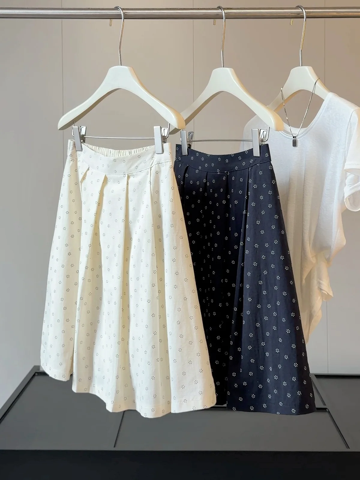 Harajuku Black Beige Tiny Floral Pleated Midi Skirt Elastic Back Waist A-line Swing Short Skirt Women Korean Chic Casual Bottom