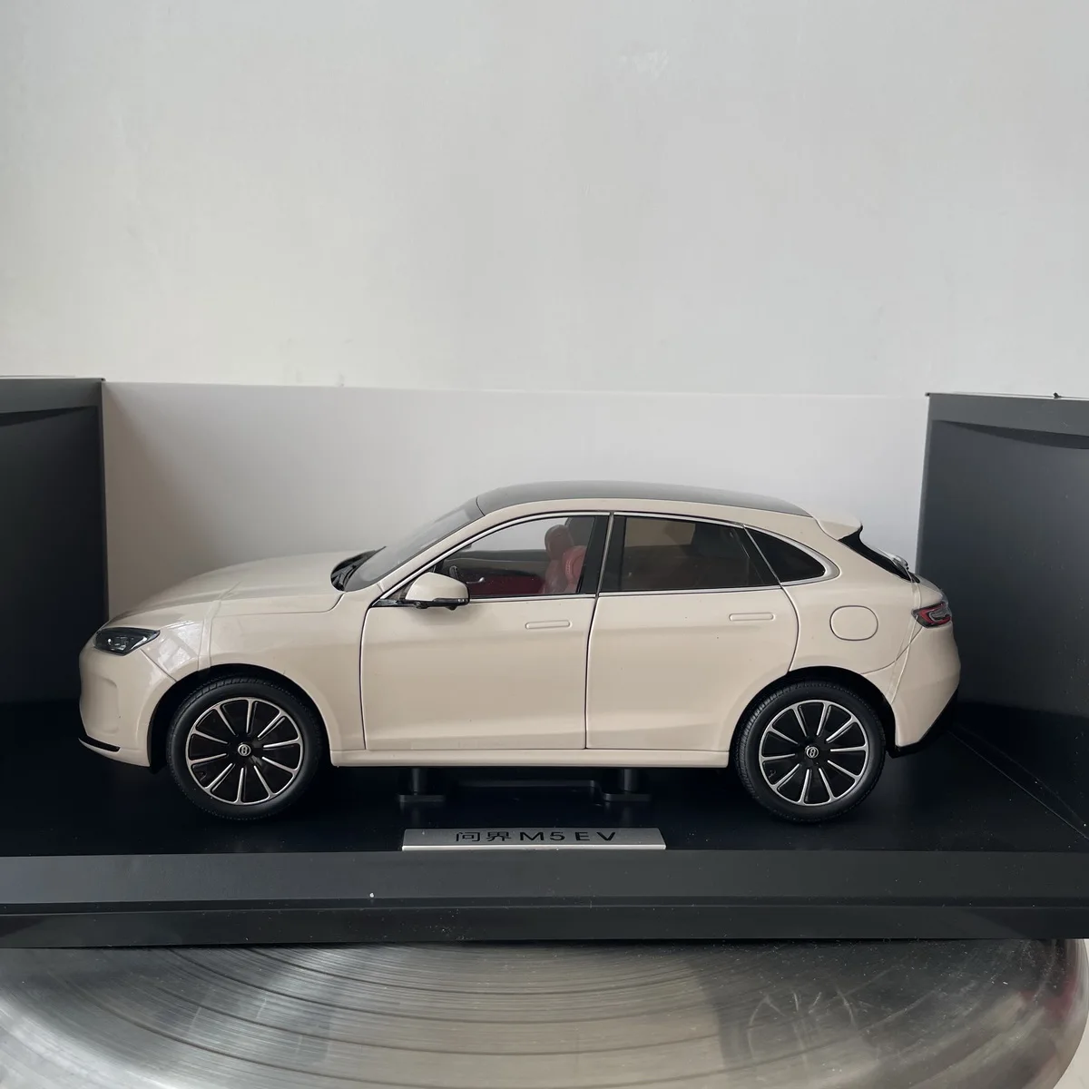 

M5 EV Die Cast Alloy Car Model, AITO SUV Model, Collection Display, Adult Boy Gift,White Yellow,1:18