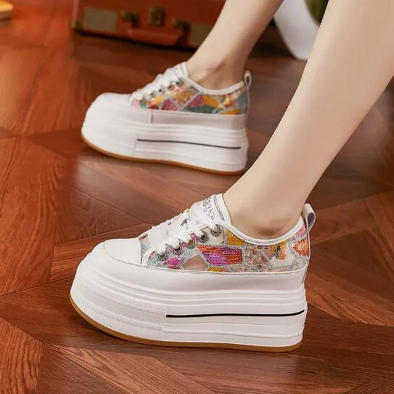 

Летние женские синтетические уличные туфли на толстой подошве, белые кроссовки на высокой платформе, дышащая сетчатая универсальная обувь на плоской подошве, сандалии