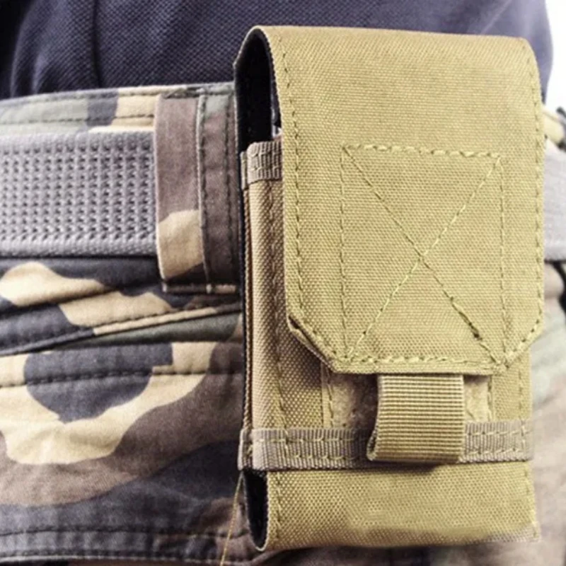 Tas pinggang gaya ransel ponsel universal dengan sabuk nilon taktis militer. Perlengkapan luar ruangan. Penggemar perlengkapan militer. Kamuflase
